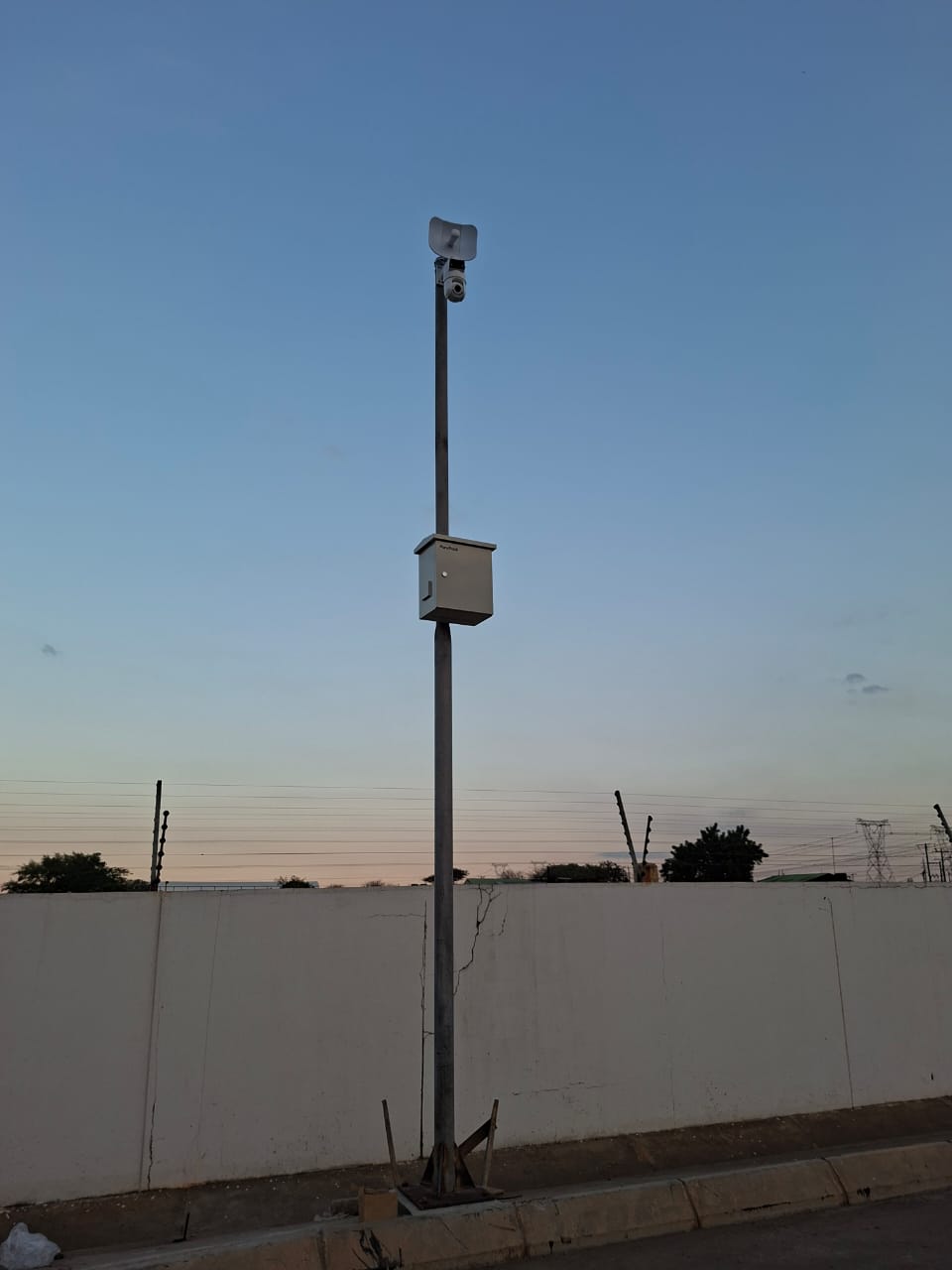 câmera ptz e antena wireless instaladas num novo poste